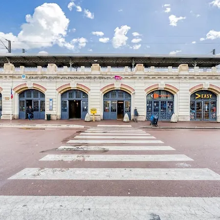 One Step In Paris Front Station 5pers